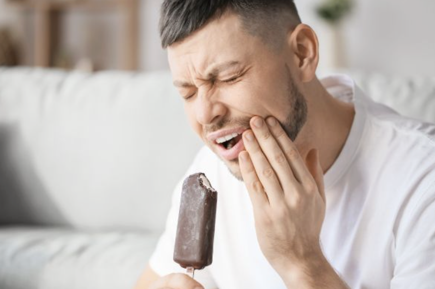 persona notando sensibilidad dental al tomar fría